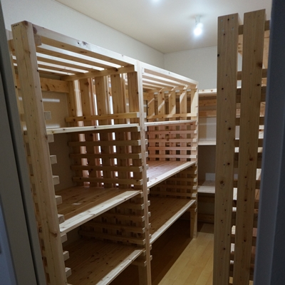 納戸の棚を安価な2 4ひのき材のdiyで作る Sokico ものつくり Blog